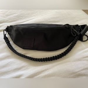 Beis Sport Sling In black